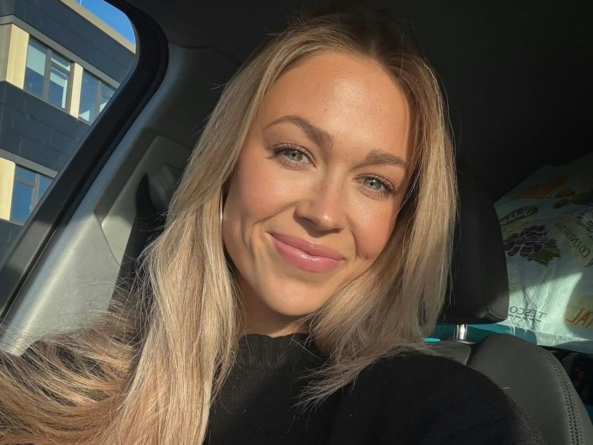 Lena Schwender lächelt in einem Auto-Selfie in die Kamera.