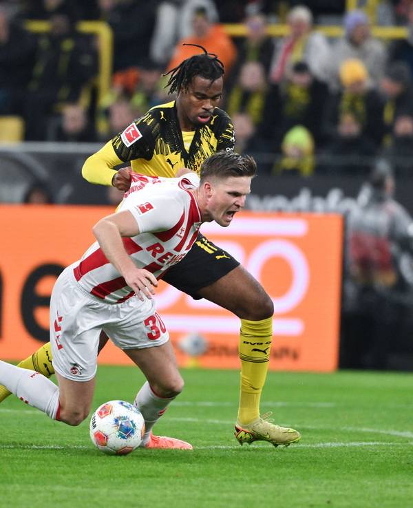 Carney Chukwuemeka im Zweikampf mit Marius Bülter.