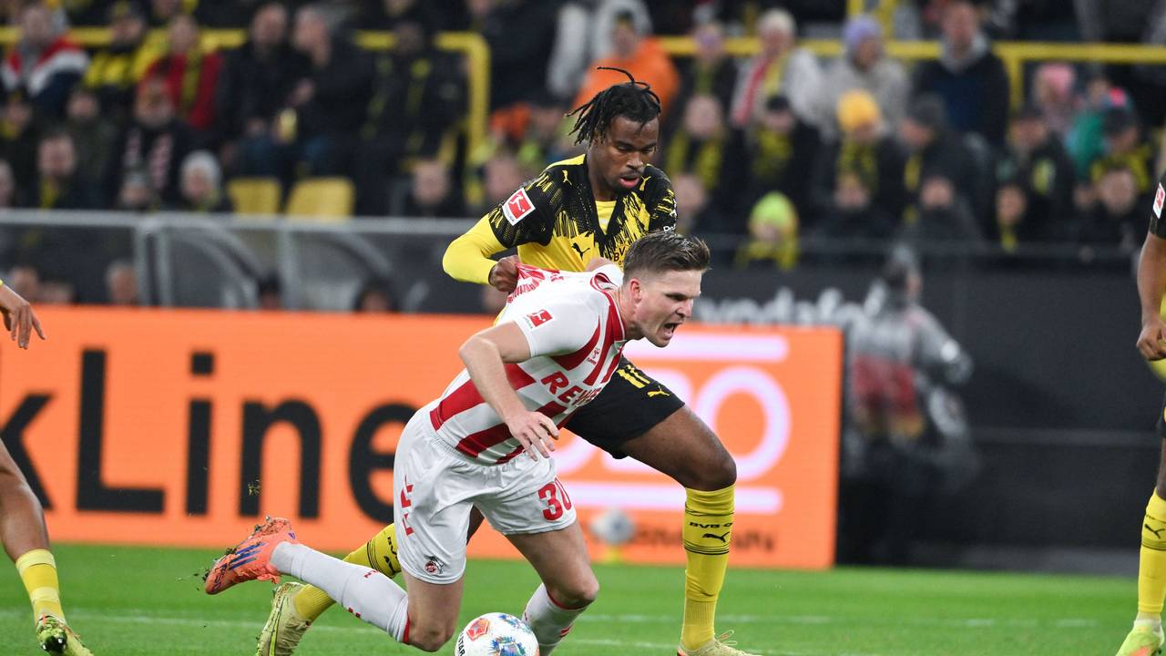 Carney Chukwuemeka im Zweikampf mit Marius Bülter.