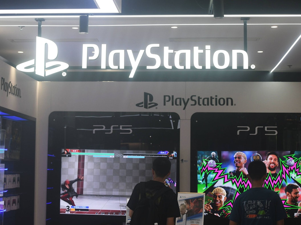 Der japanische Unterhaltungsriese Sony muss sich in Großbritannien vor Gericht verantworten. Hier ist ein (analoger) Store in Hangzhou (China) zu sehen.