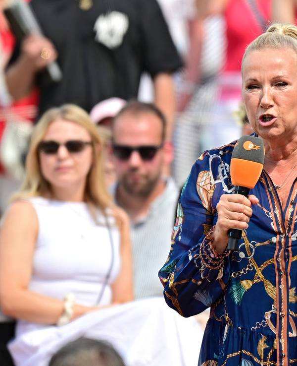 Moderatorin Andrea „Kiwi“ Kiewel während der ZDF-Unterhaltungsshow Fernsehgarten.