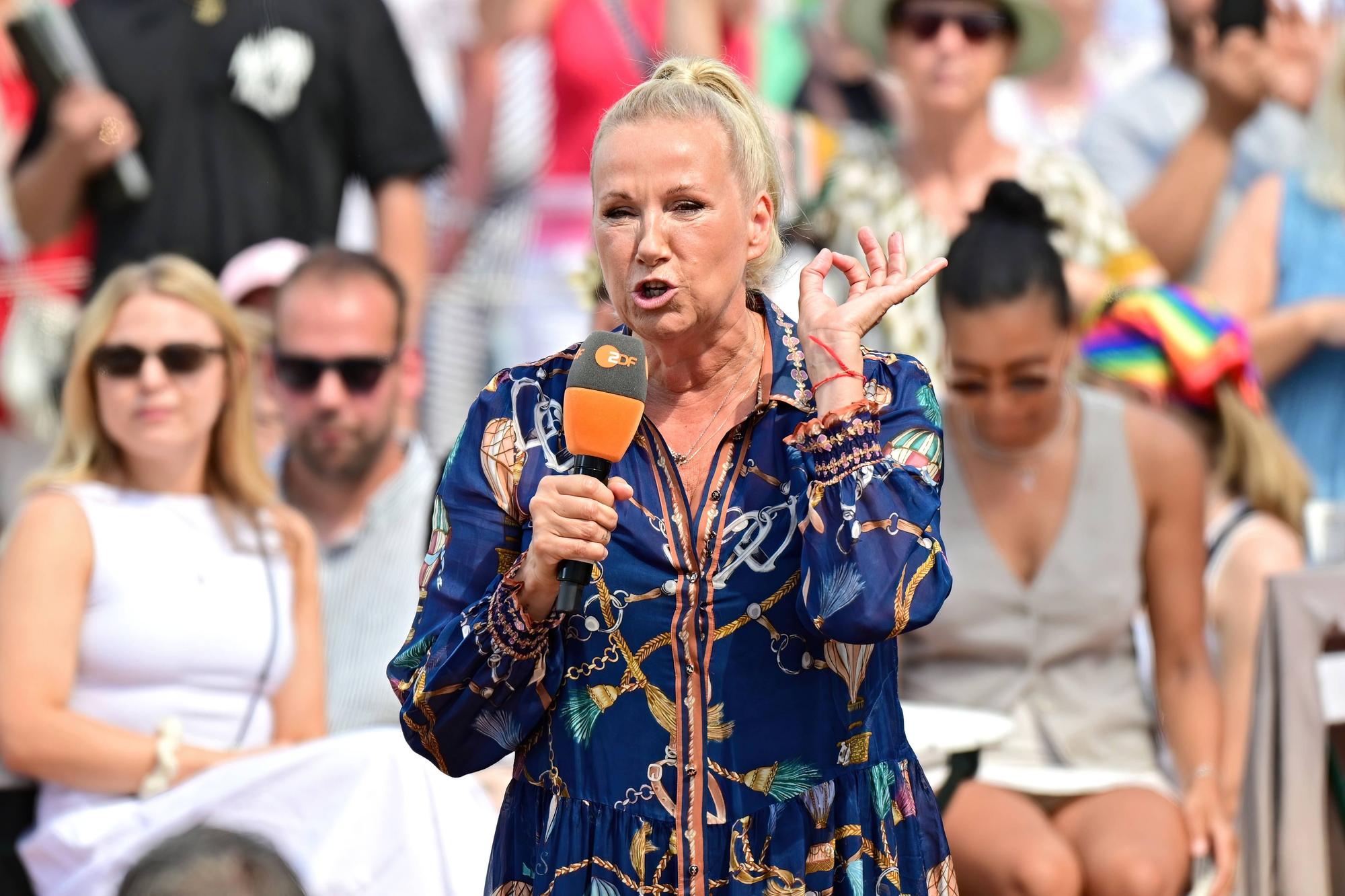 Andrea Kiwi Kiewel, hier im ZDF-Fernsehgarten am 13. Juli 2025 in Mainz, war sichtlich berührt.