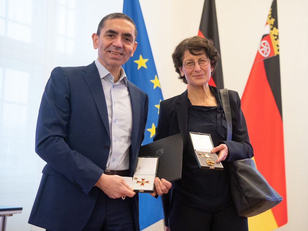 Die Biontech Gründer Ugur Sahin (l) und Özlem Türeci bei der Verleihung des Verdienstordens des Landes Rheinland-Pfalz in der Staatskanzlei in Mainz (Archivfoto)