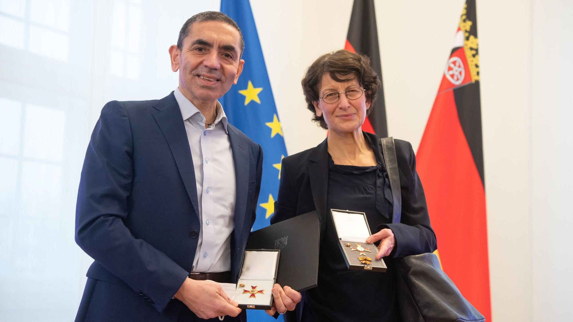 Die Biontech Gründer Ugur Sahin (l) und Özlem Türeci bei der Verleihung des Verdienstordens des Landes Rheinland-Pfalz in der Staatskanzlei in Mainz (Archivfoto)