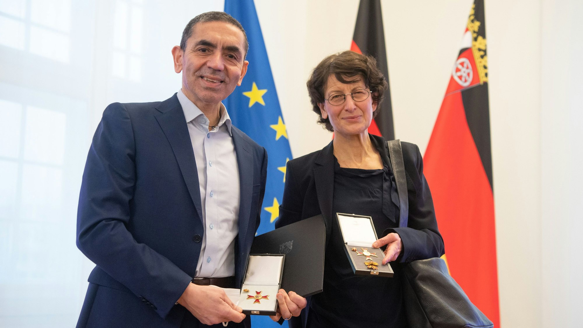 Die Biontech Gründer Ugur Sahin (l) und Özlem Türeci bei der Verleihung des Verdienstordens des Landes Rheinland-Pfalz in der Staatskanzlei in Mainz (Archivfoto)