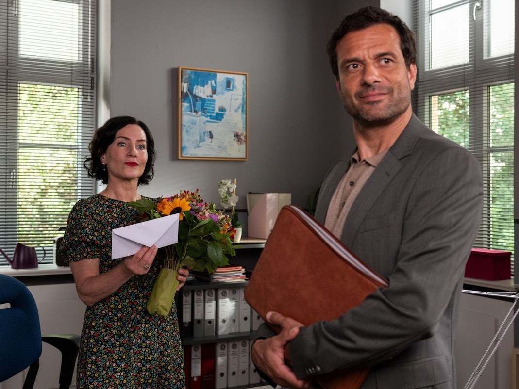 Was führt Headhunter Thomas Ritter (Kai Schumann) wirklich im Schilde? Für Miriam Stockl (Marisa Burger) gibt es in der „Rosenheim-Cops“-Episode „Jagd auf Stockl“ ein Wechselbad der Gefühne. (Bild: ZDF/Linda Gschwentner)