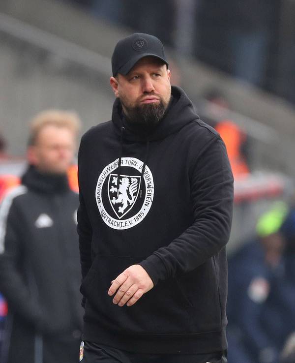 Heiner Backhaus mit Hoodie und Cap an der Seitenlinie.