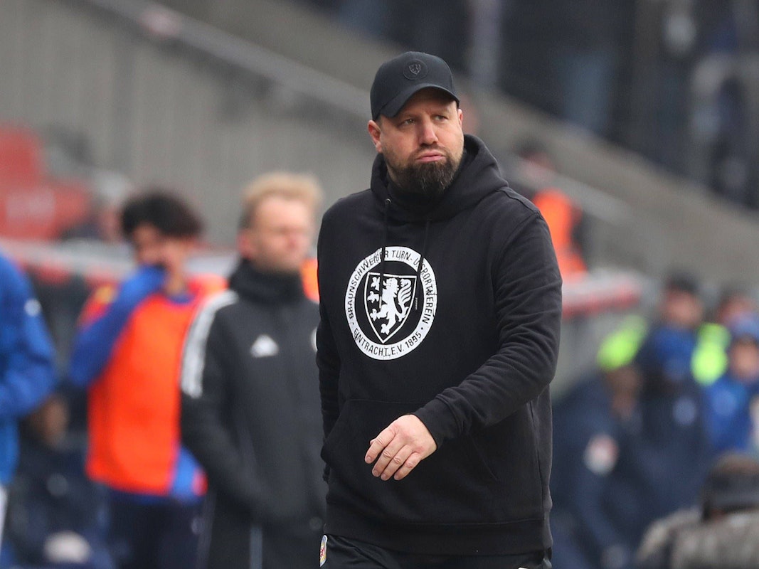 Heiner Backhaus mit Hoodie und Cap an der Seitenlinie.