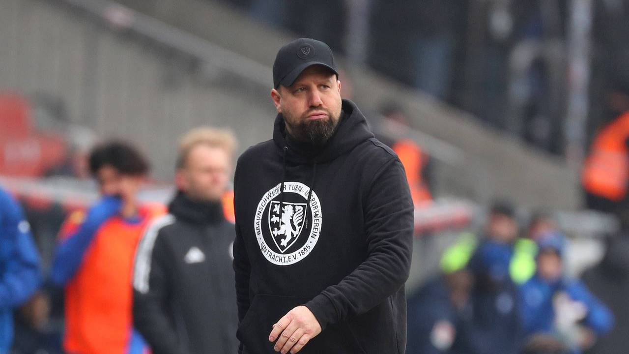 Heiner Backhaus mit Hoodie und Cap an der Seitenlinie.