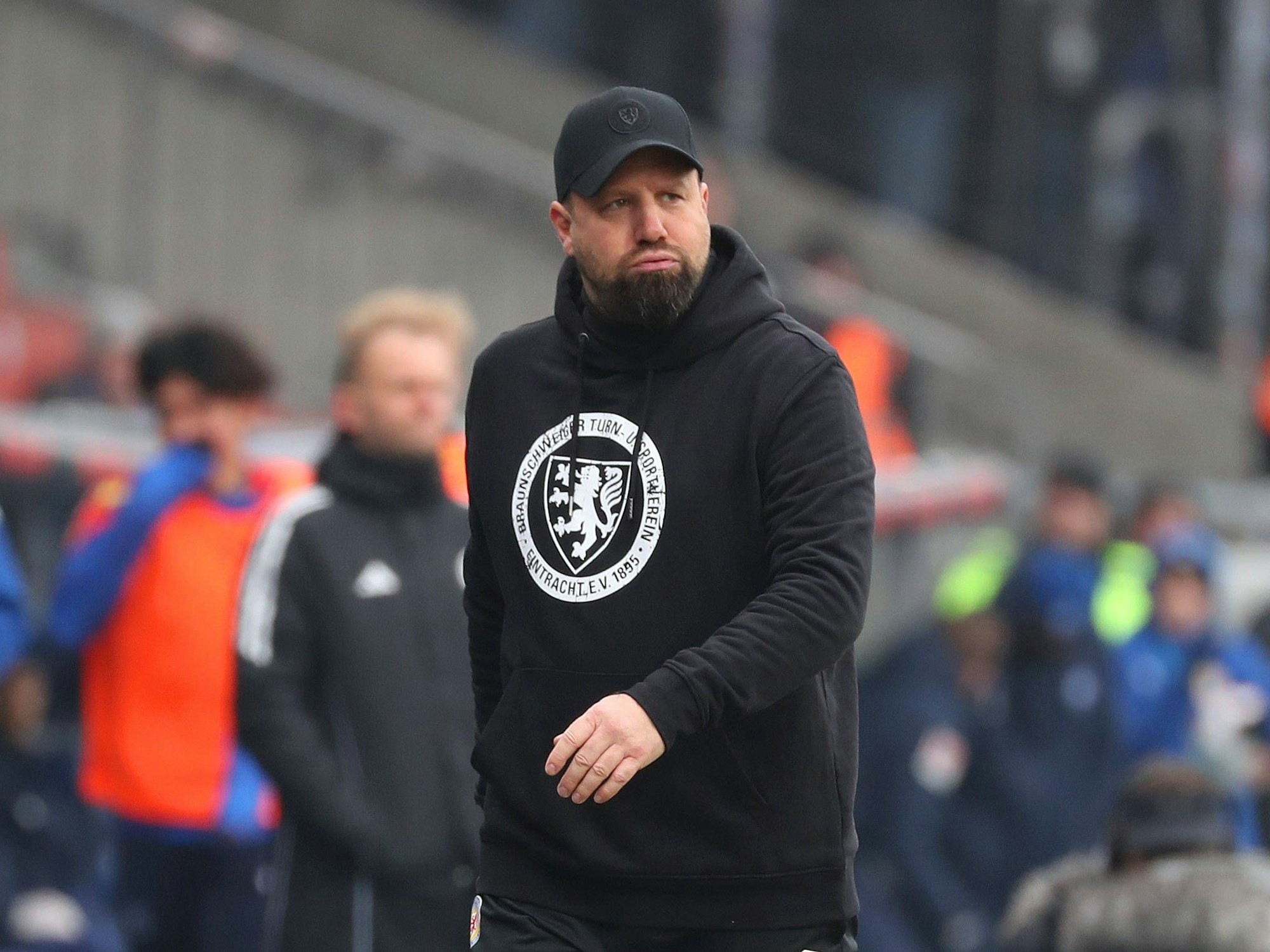 Heiner Backhaus mit Hoodie und Cap an der Seitenlinie.