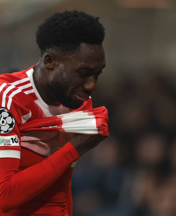 Alphonso Davies weint.