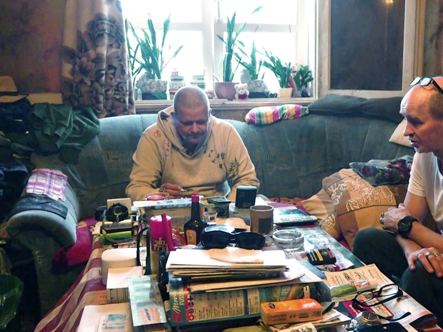 Ricky (li.) und Oli in einer der letzten Folgen von „Hartz und herzlich“: Oli ist laut Senderangaben mit 55 Jahren gestorben.