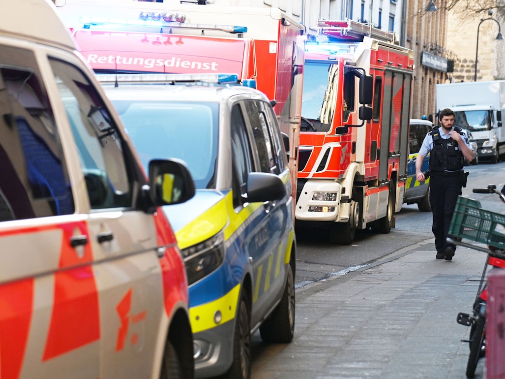 Einsatzfahrzeuge von Polizei, Feuerwehr und Rettungsdienst stehen auf einer Straße.