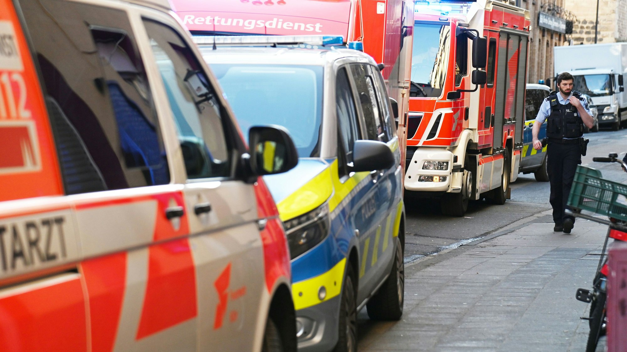 Einsatzkräfte von Polizei und Feuerwehr bei einem Einsatz in Köln (Symbolfoto)