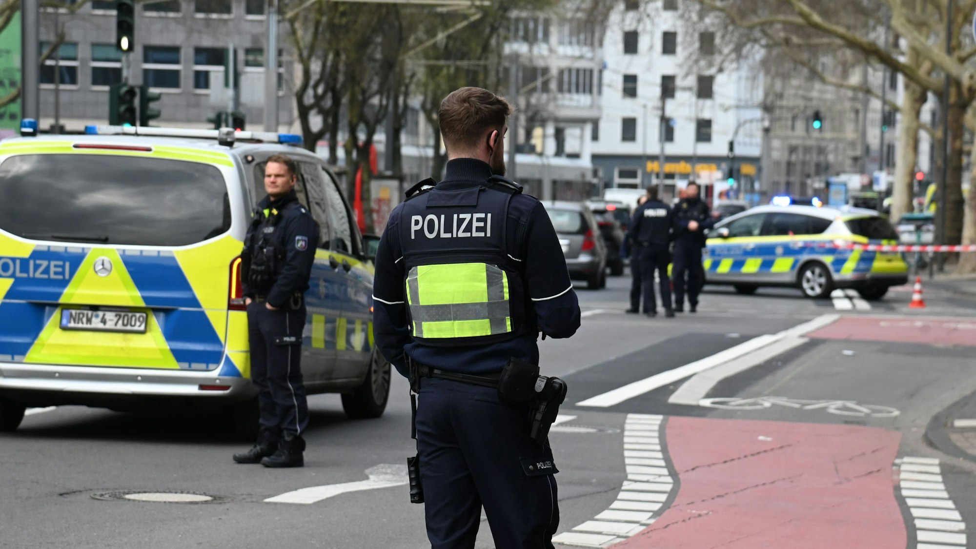 Einsatzkräfte und Fahrzeuge der Polizei stehen an der Unfallstelle, die abgesperrt ist.