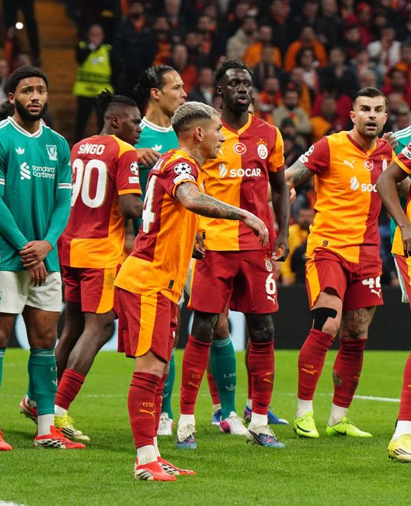 Galatasaray-Torwart Ugurcan Cakir wartet auf eine Standardsituation, vor ihm stehen zahlreiche Spieler.
