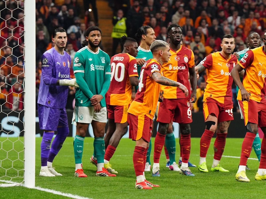 Galatasaray-Torwart Ugurcan Cakir wartet auf eine Standardsituation, vor ihm stehen zahlreiche Spieler.