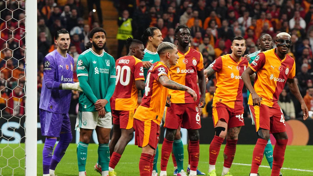Galatasaray-Torwart Ugurcan Cakir wartet auf eine Standardsituation, vor ihm stehen zahlreiche Spieler.