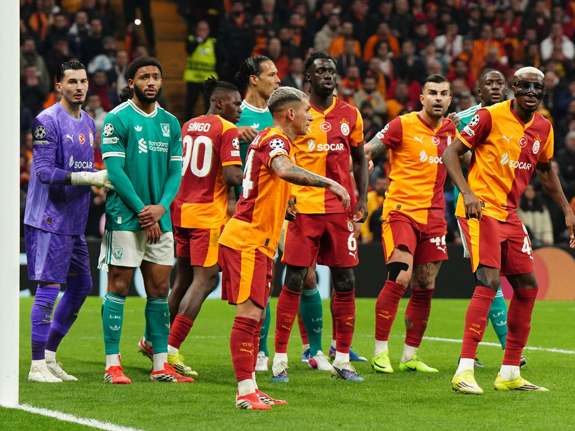 Galatasaray-Torwart Ugurcan Cakir wartet auf eine Standardsituation, vor ihm stehen zahlreiche Spieler.