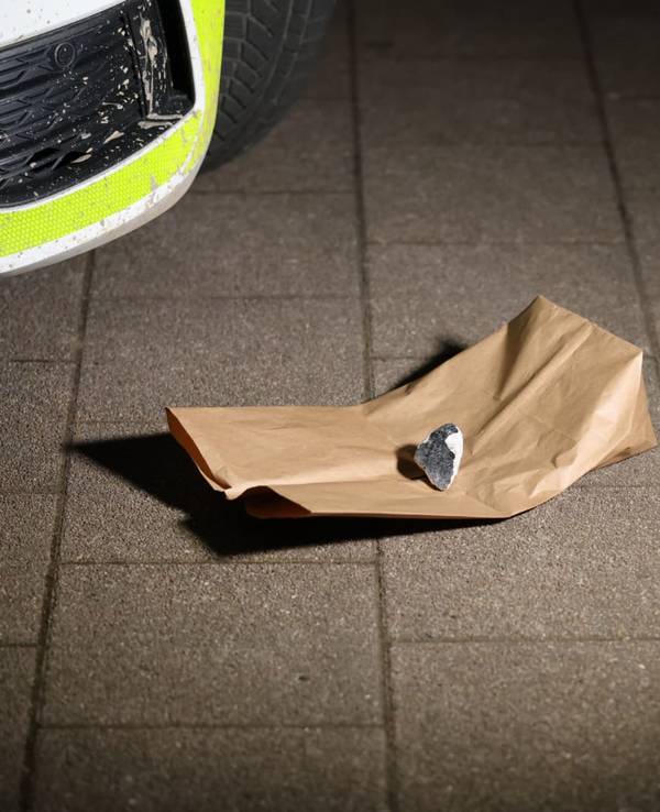 Ein Meteorit ist im Koblenzer Stadtteil Hüls in ein Hausdach eingeschlagen. Die Polizei sicherte ein Gesteinsstück. Jetzt sind die Schatzjäger in Koblenz unterwegs.