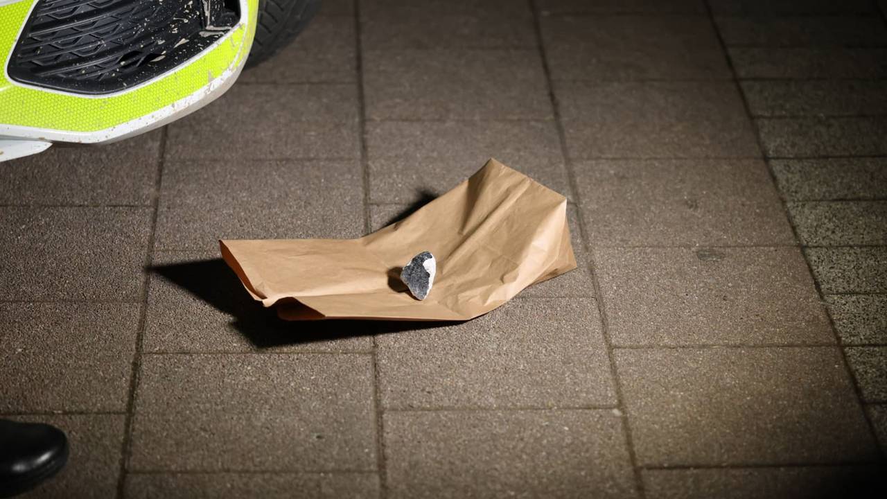 Ein Meteorit ist im Koblenzer Stadtteil Hüls in ein Hausdach eingeschlagen. Die Polizei sicherte ein Gesteinsstück. Jetzt sind die Schatzjäger in Koblenz unterwegs.