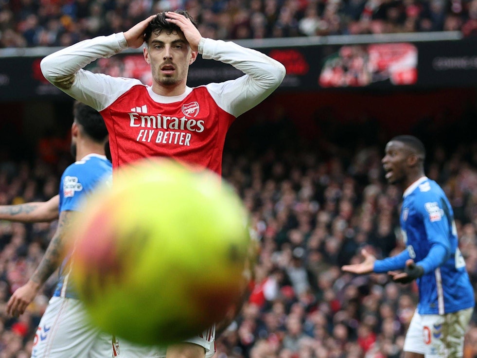 Kai Havertz schlägt nach einer verpassten Chance die Hände über den Kopf.
