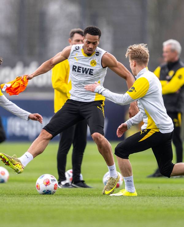 Lukas Nmecha im Trainings-Duell um den Fall mit Mathis Albert und Daniel Svensson.