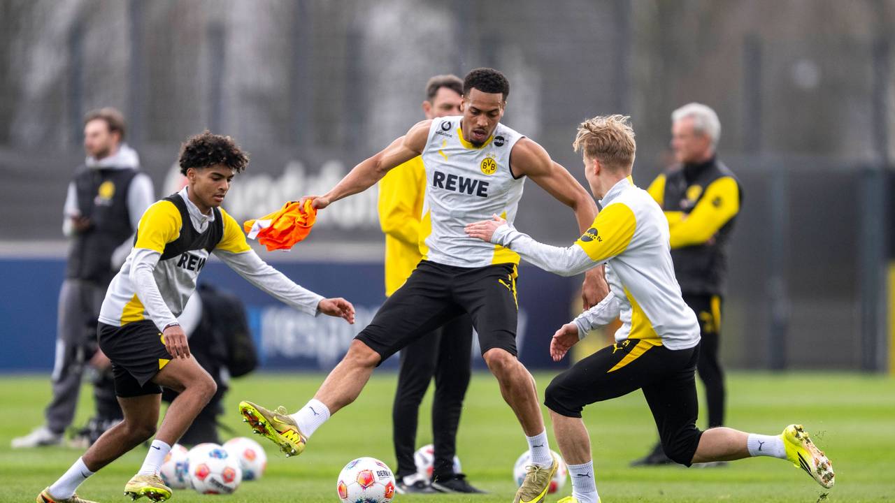 Lukas Nmecha im Trainings-Duell um den Fall mit Mathis Albert und Daniel Svensson.