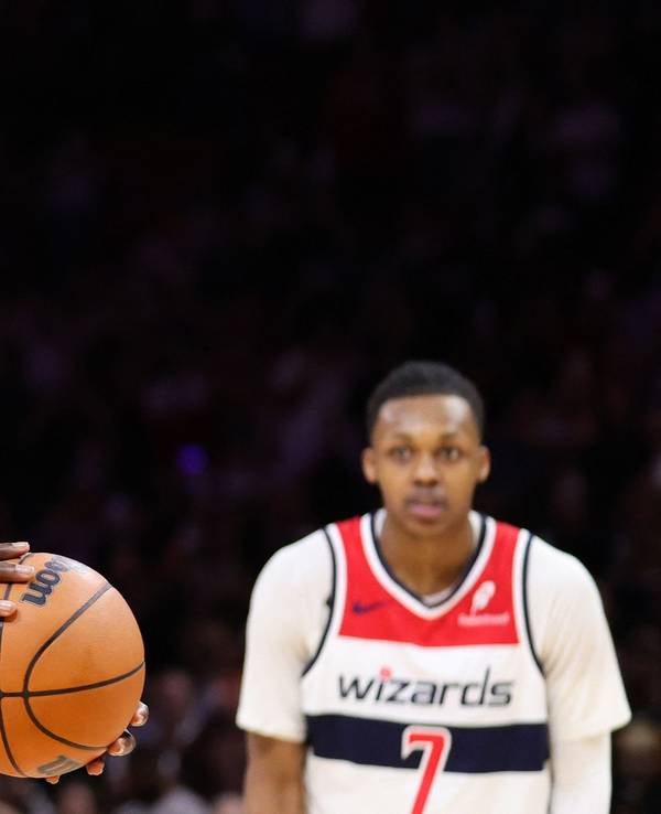 Bam Adebayo bei einem Basketball-Spiel in der NBA am Ball.