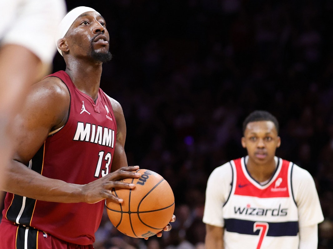 Bam Adebayo bei einem Basketball-Spiel in der NBA am Ball.