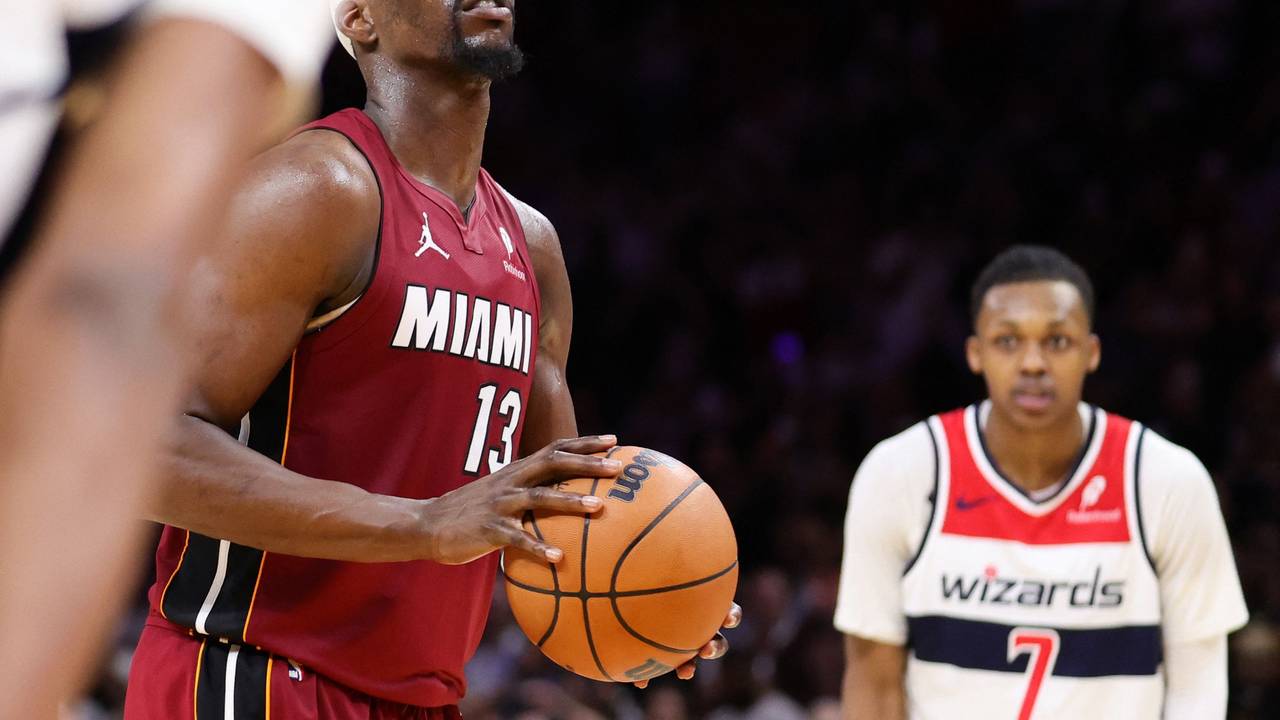 Bam Adebayo bei einem Basketball-Spiel in der NBA am Ball.