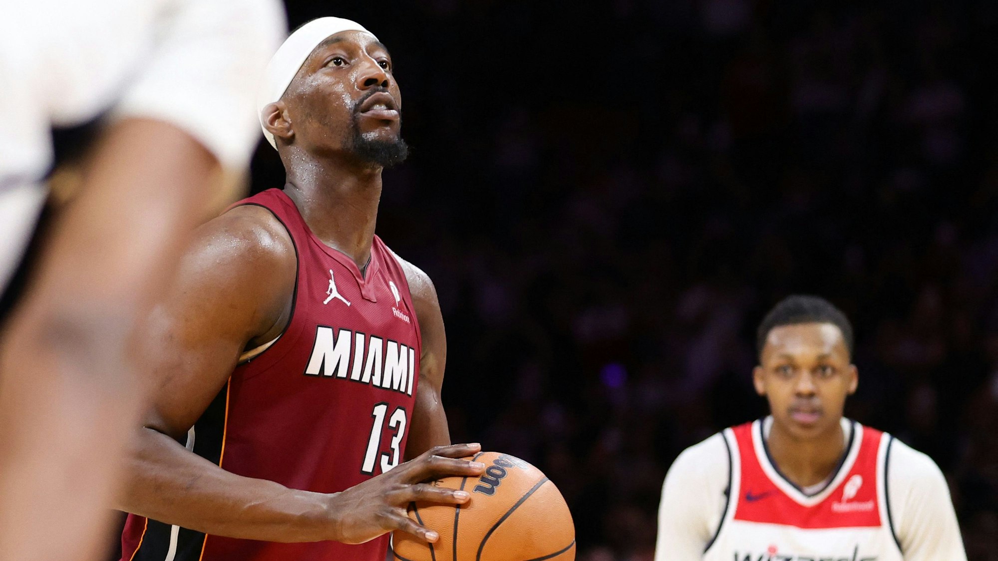 Bam Adebayo bei einem Basketball-Spiel in der NBA am Ball.