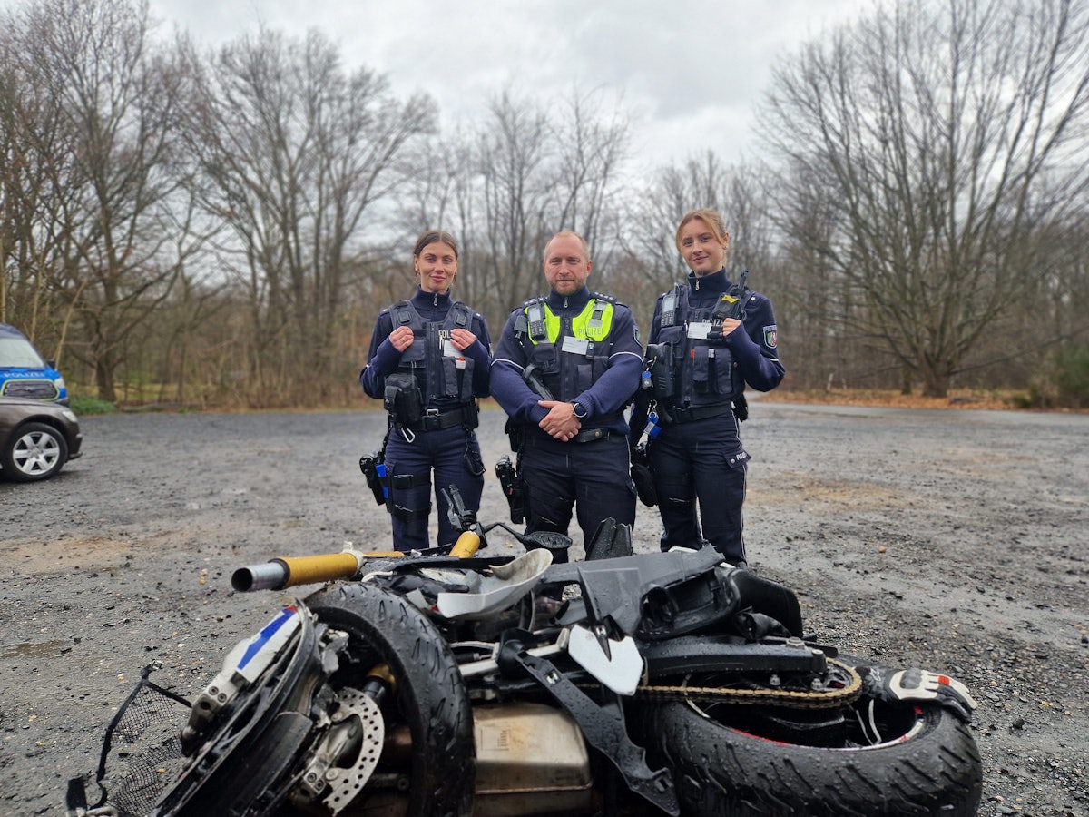 Am Abend des 25. Juli stießen auf der Alten Kölner Straße zwei Motorradfahrer frontal aufeinander, beide starben noch an der Unfallstelle.