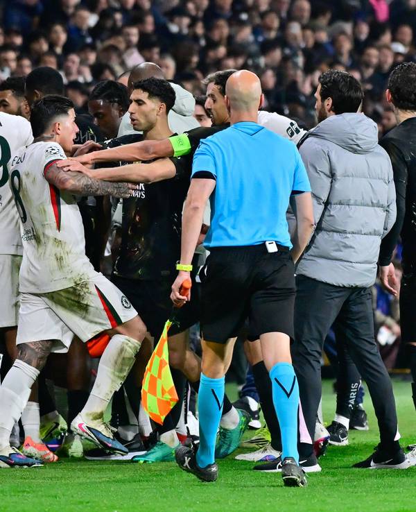Spieler von Chelsea und PSG geraten aneinander.
