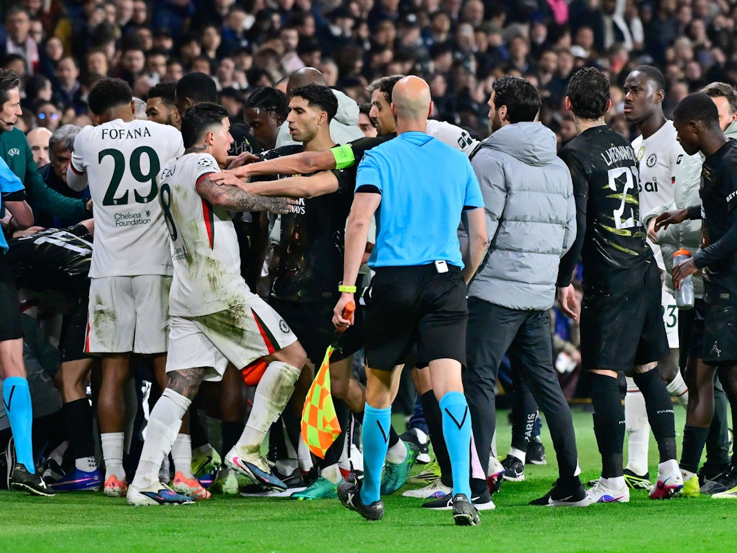 Spieler von Chelsea und PSG geraten aneinander.