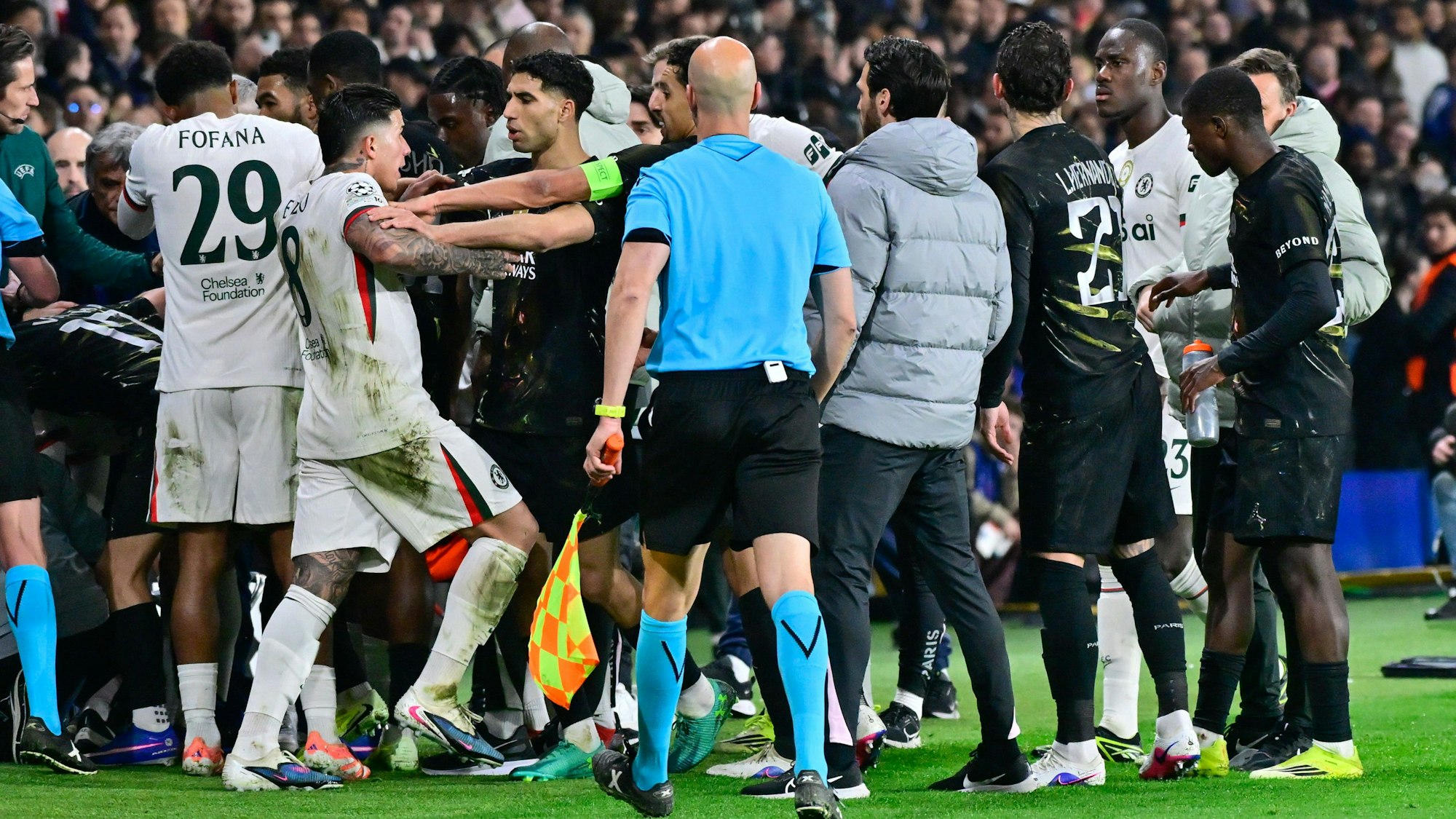 Spieler von Chelsea und PSG geraten aneinander.