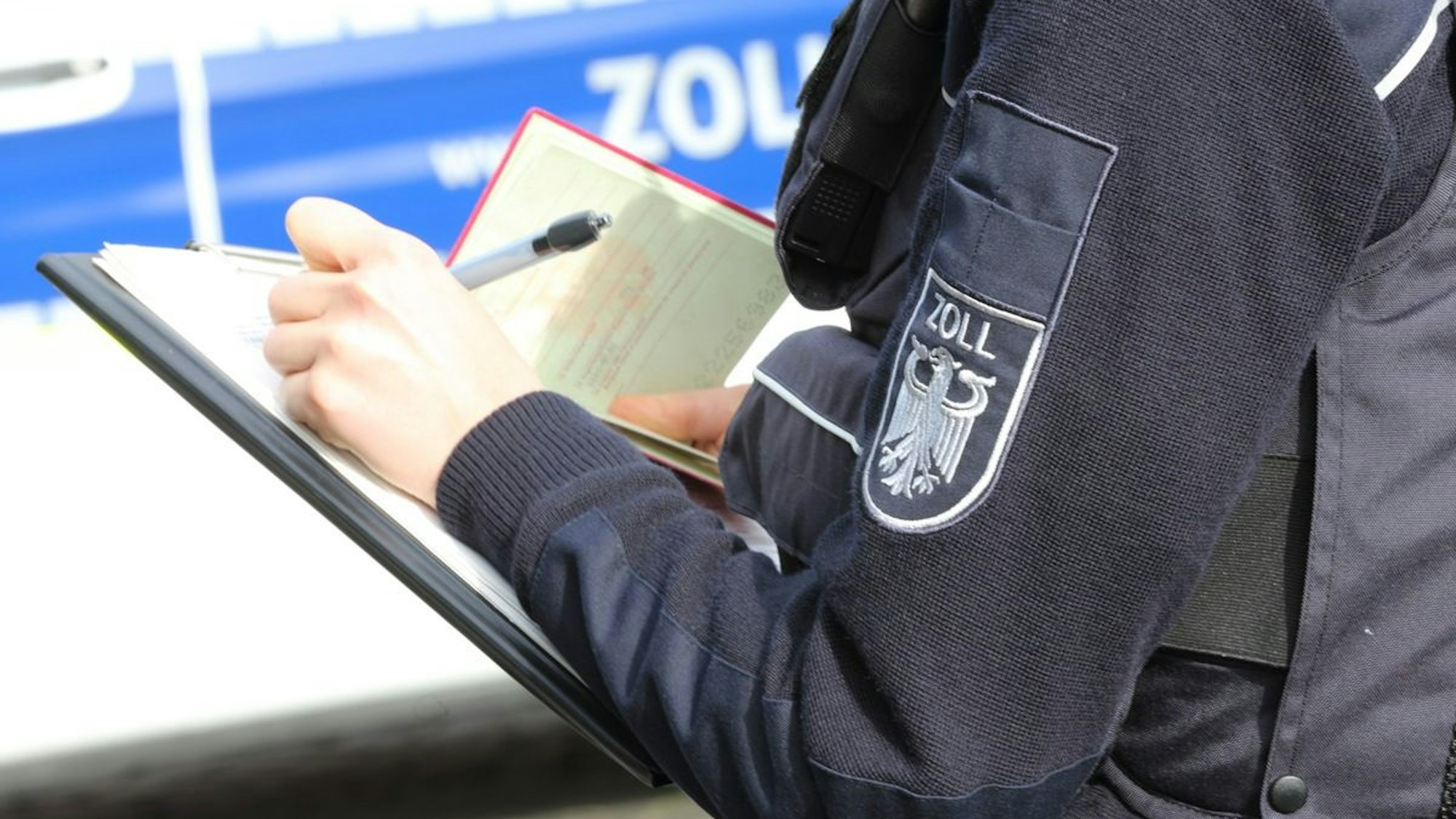 Zollkontrolle auf einer Baustelle in Köln.