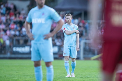 Kainz nestelt an der Kapitänsbinde.