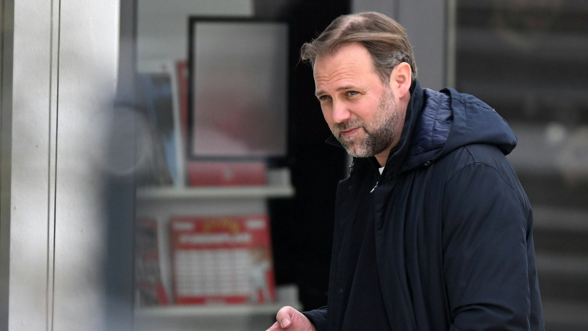 Der neue FC-Kaderplaner Tim Steidten kommt am Geißbockheim an.