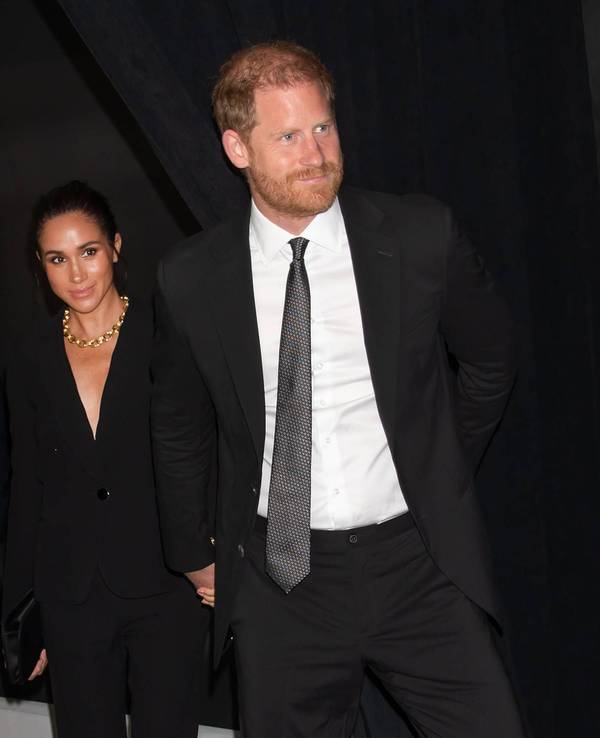 Meghan und Harry gehen Hand in Hand.
