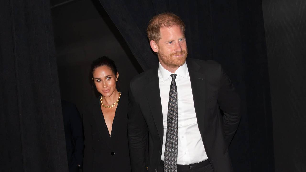 Meghan und Harry gehen Hand in Hand.
