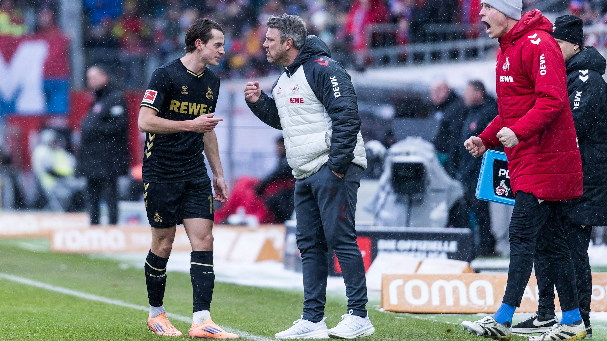 Gespräch während des FC-Spiels zwischen Jakub Kaminski und Lukas Kwasniok.