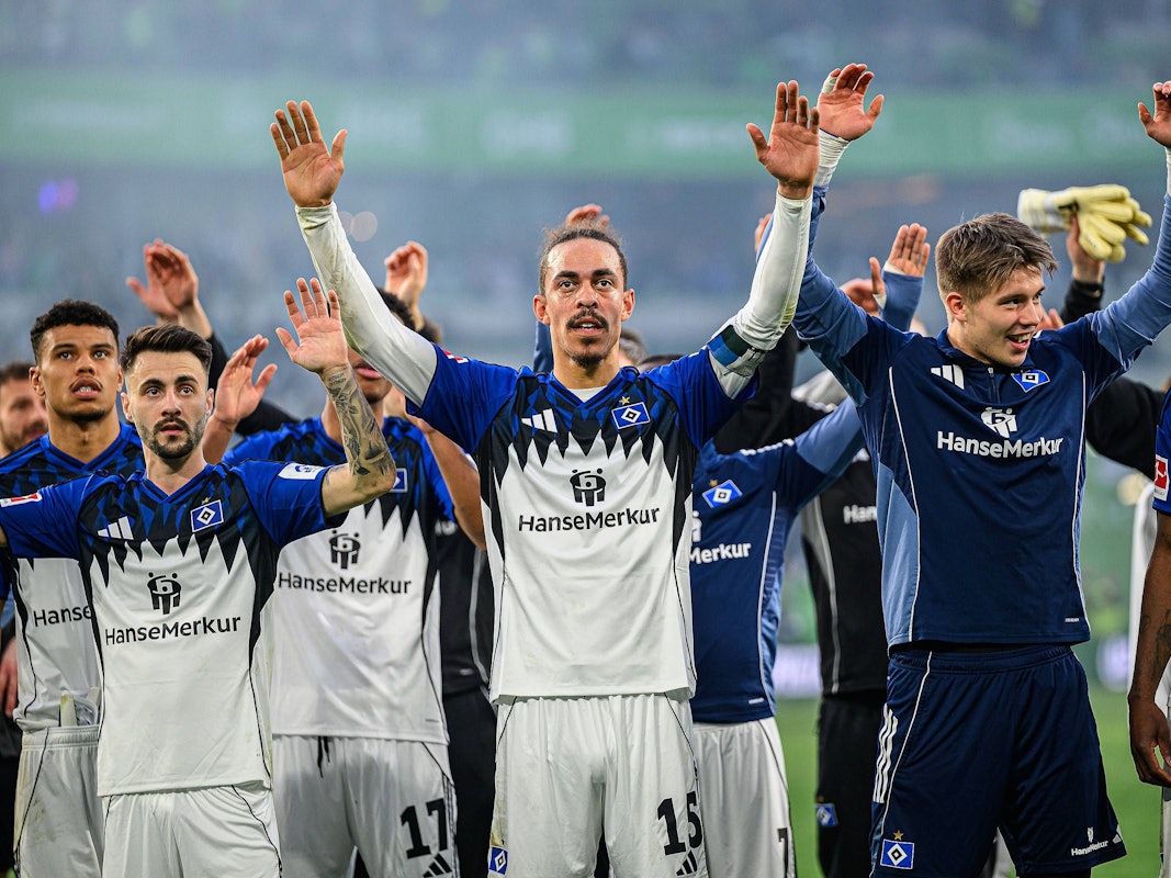 Fabio Vieira (l.) und Kapitän Yussuf Poulsen (M.) bedanken sich mit weiteren Teamkollegen vor dem Gästeblock für die Unterstützung der Fans.