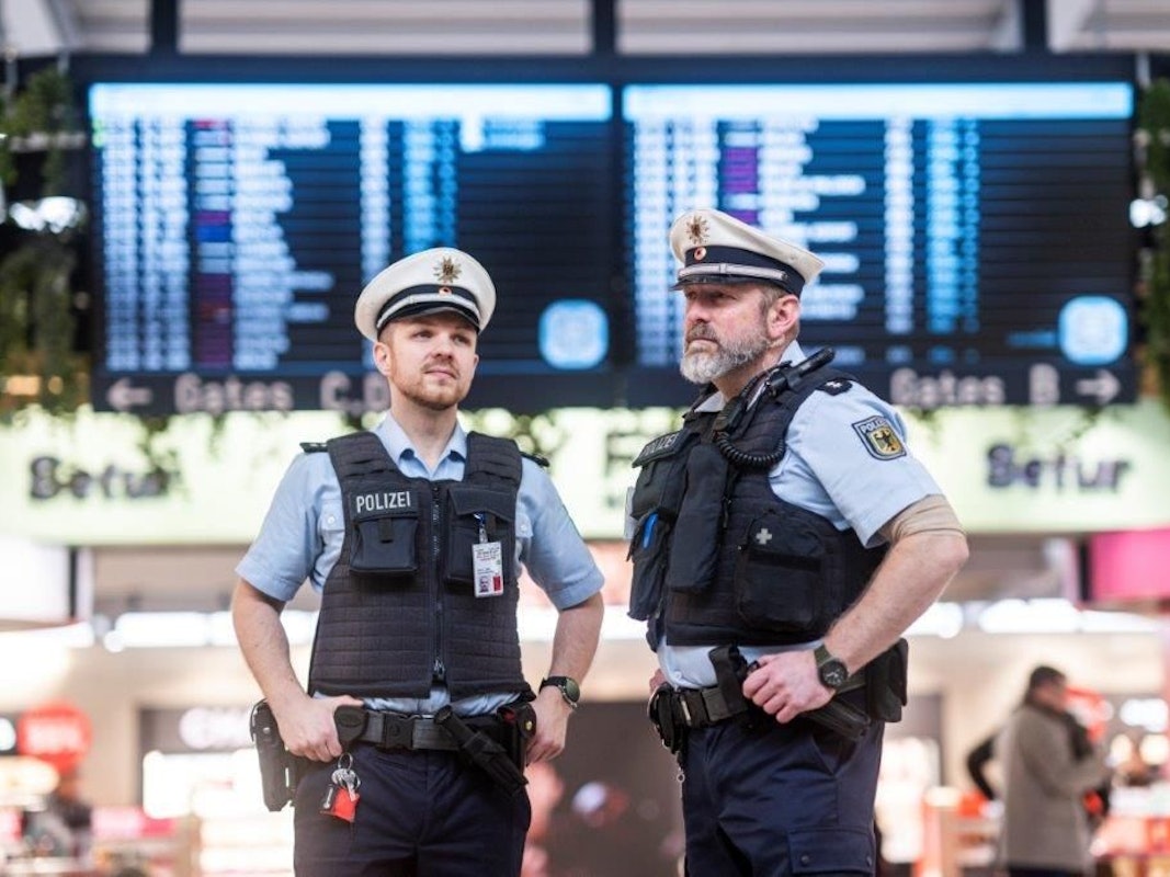 Ein Beamter der Bundespolizei an einem Schalter am Flughafen Köln/Bonn (Symbolbild).