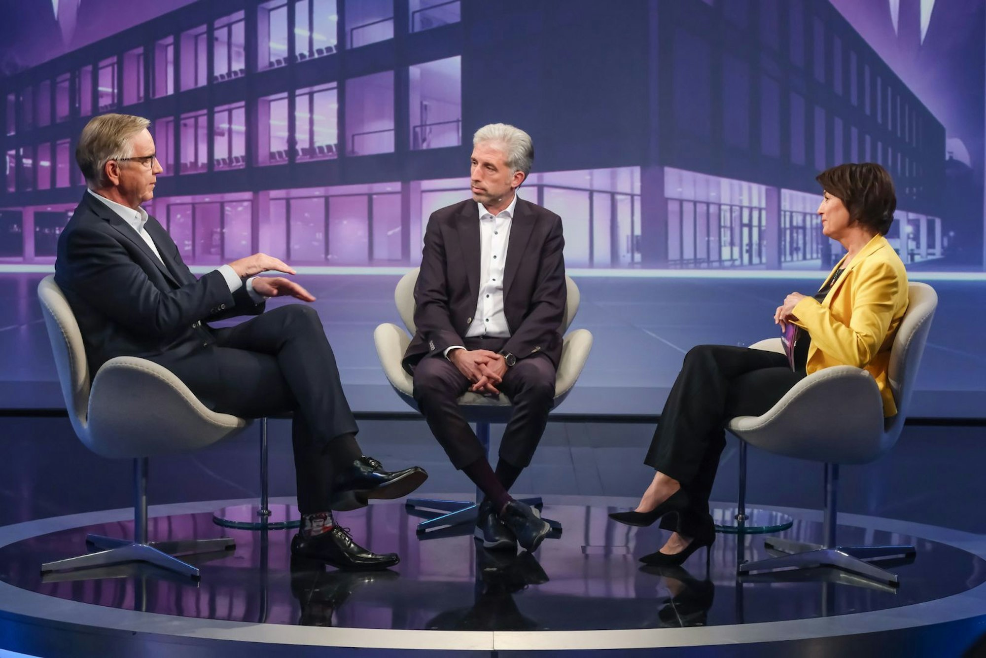 Bei Sandra Maischberger sprachen Dietmar Bartsch (links) und Boris Palmer über die zurückliegende Wahl. (Bild: WDR / Oliver Ziebe)