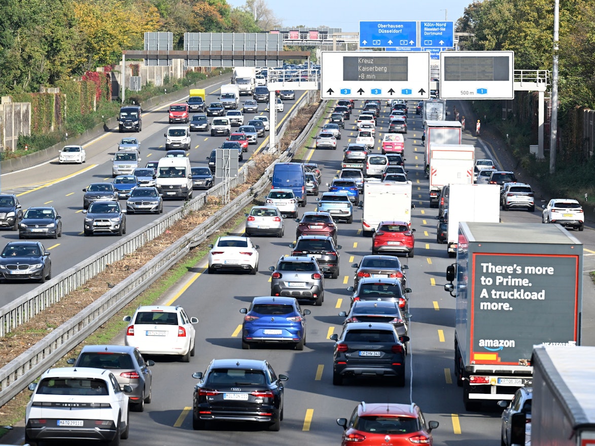 Fahrzeuge stauen sich auf einer Autobahn.