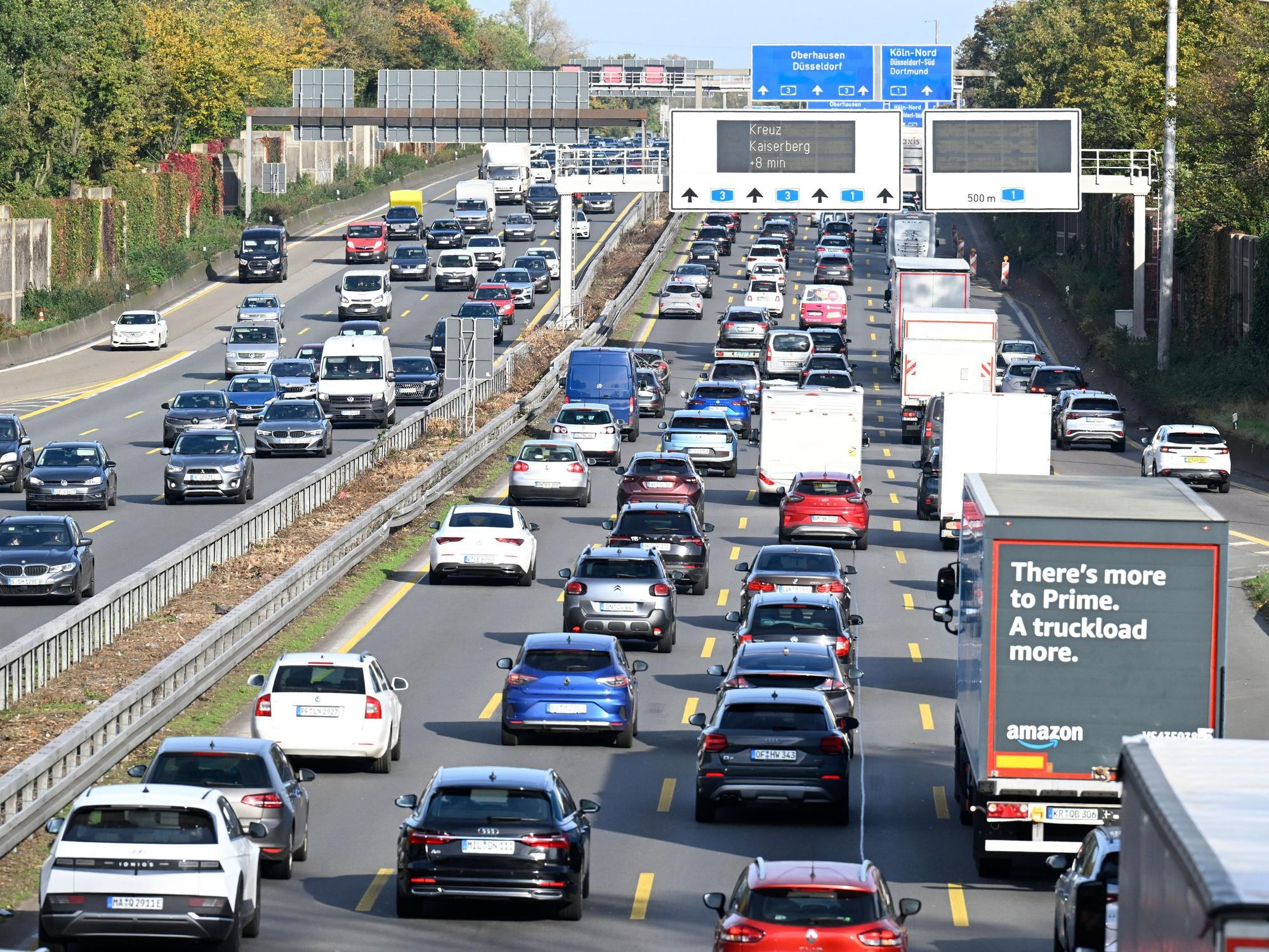 Fahrzeuge stauen sich am Leverkusener Kreuz.