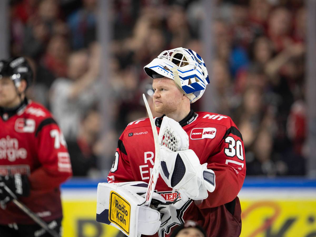KEC-Goalie Janne Juvonen hat die Maske hochgezogen und applaudiert mit seinem Schläger.