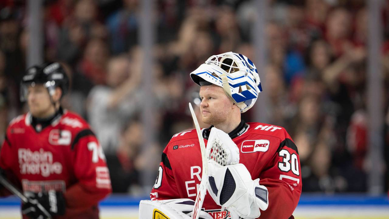 KEC-Goalie Janne Juvonen hat die Maske hochgezogen und applaudiert mit seinem Schläger.