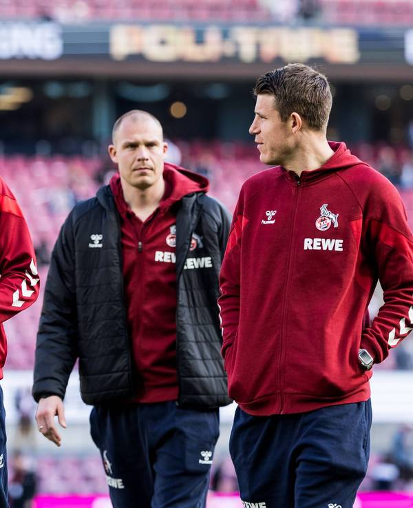Luca Kilian spricht vor einem Spiel mit Dominique Heintz.